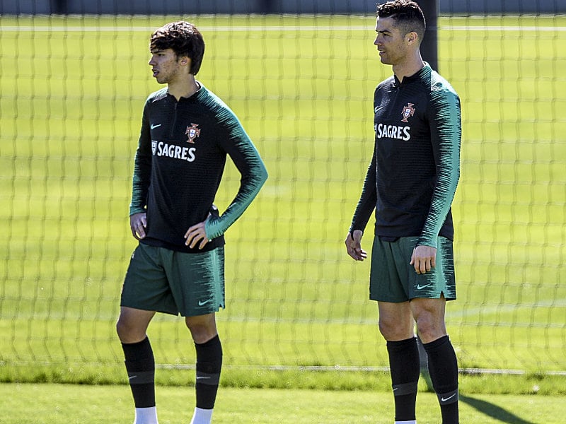 Das Supertalent und der Superstar: Joao Felix (l.) und Cristiano Ronaldo im Training der Selecao.