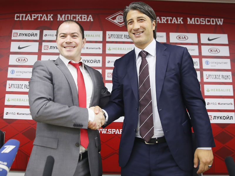 Hand drauf: Neu-Trainer Murat Yakin bei seiner Vorstellung in Moskau.