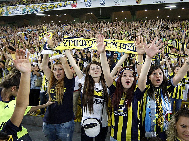 Volles Stadion auch ohne M&#228;nner: Fenerbahce spielte gegen Manisaspor vor 41.000 Frauen und Kindern. 