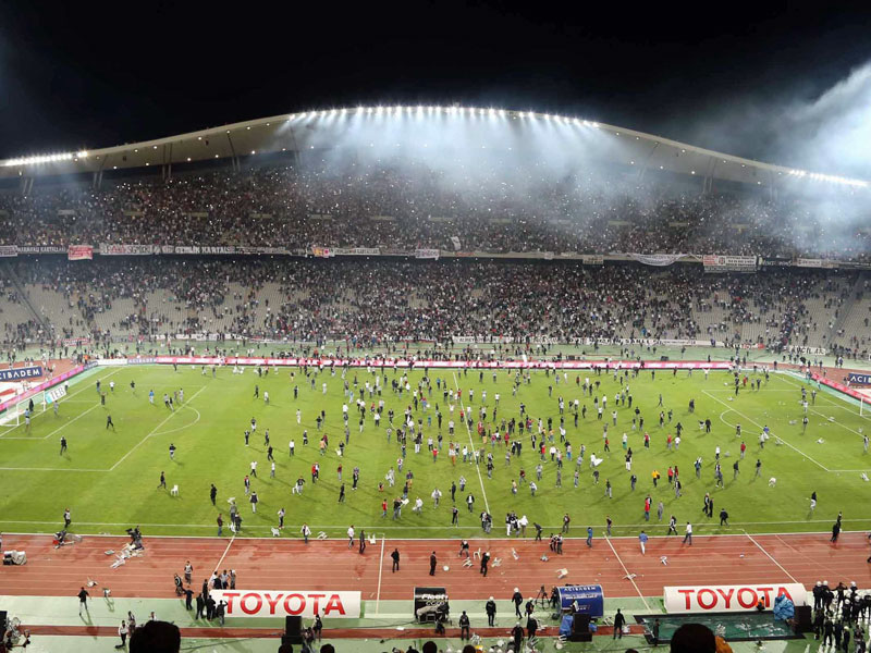 Besiktas-Fans st&#252;rmen das Feld im Olympia Stadion.