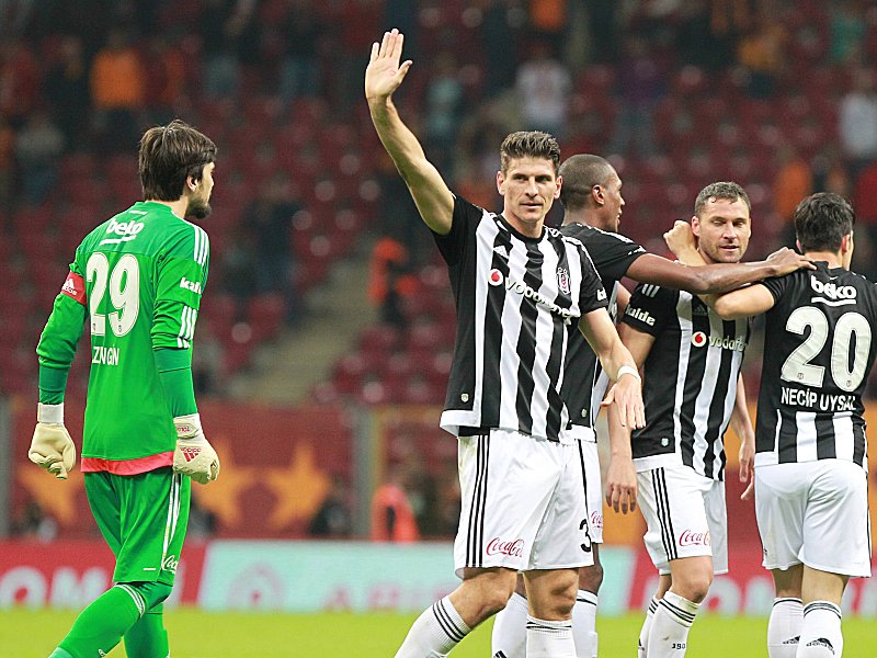 Mario Gomez (Mi.) verabschiedete sich mit einer pers&#246;nlichen Mitteilung von den Fans von Besiktas Istanbul.