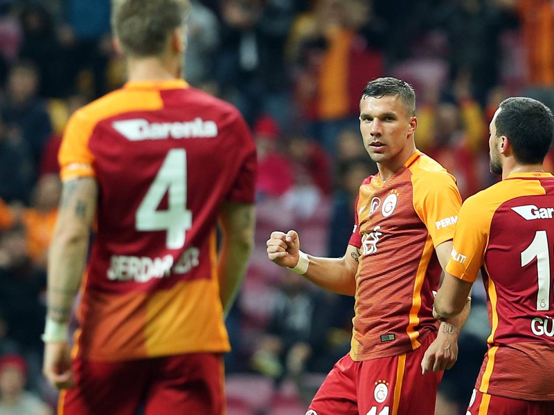 Freude &#252;ber drei Tore: Lukas Podolski (Mitte) jubelt mit seinem Teamkollegen.
