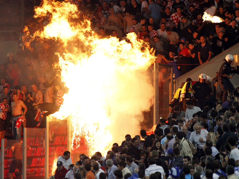 Feuer im Olympiakos-Stadion: Die Ausschreitungen vom Freitag haben f&#252;r Griechenlands Verband wohl ein Nachspiel.