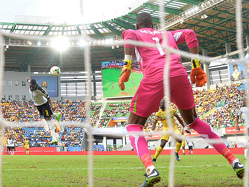 Ghanas Asaomah Gyan k&#246;pft zum Sieg gegen Mali ein.