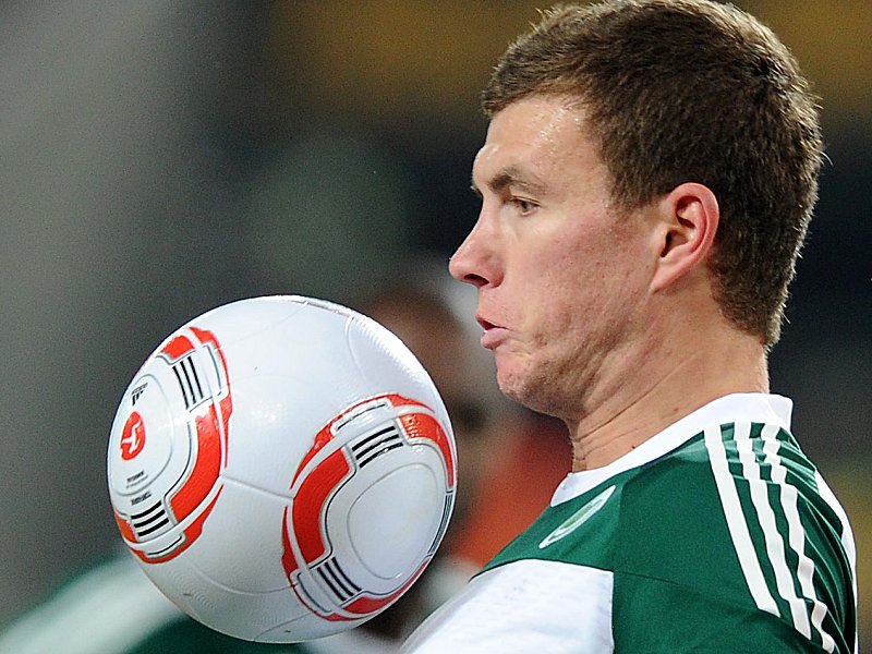 Abschied perfekt: Wolfsburgs St&#252;rmer Edin Dzeko unterschreibt bis 2015 bei Manchester City.