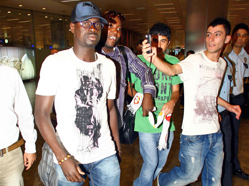 Ankunft am Flughafen von Istanbul: Emmanuel Ebou&#233; wechselt zu Galatasaray.