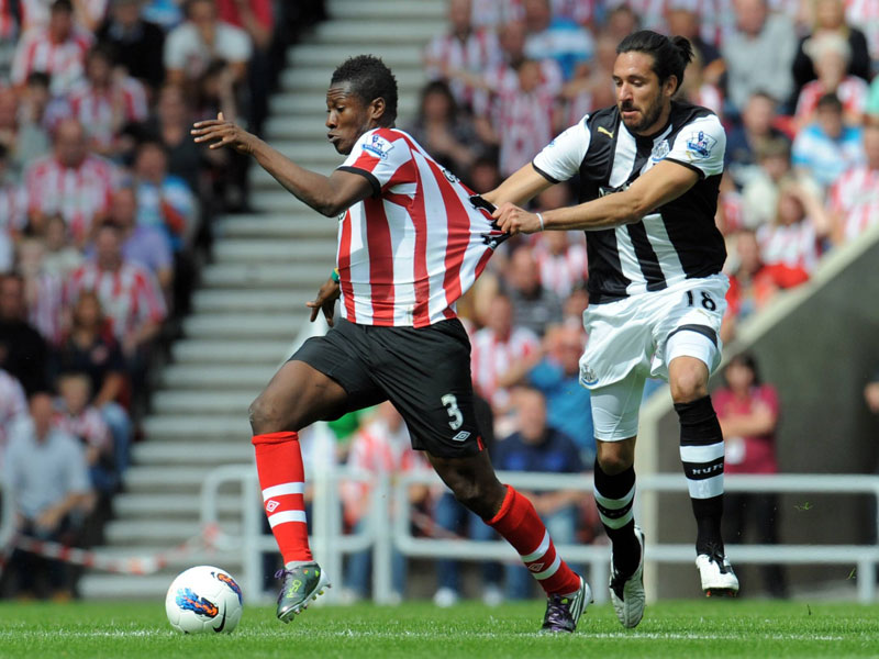Lief seiner Form in Sunderland zuletzt hinterher: Asamoah Gyan (l. gegen Newcastle Jonas Gutierrez).