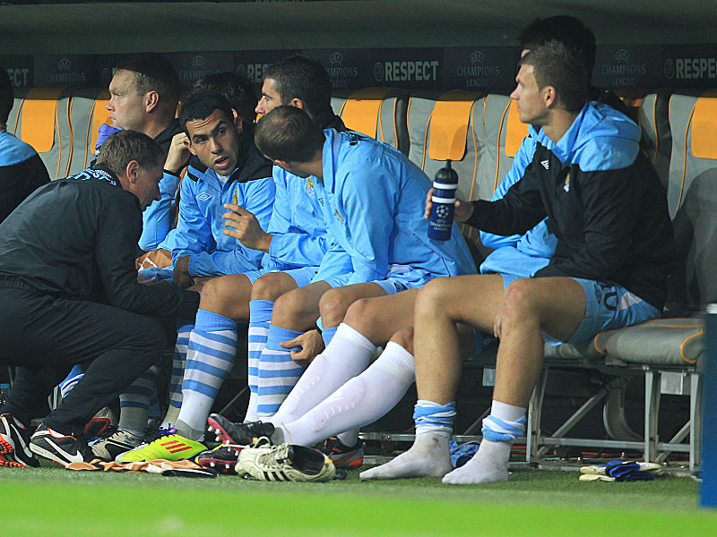 Ohne mich: Carlos Tevez von Manchester City weigerte sich zu spielen. Rechts schmollt Dzeko.