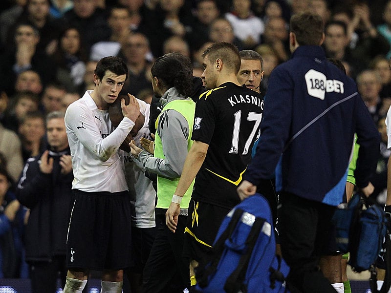 Schockzustand an der White Hart Lane: Gareth Bale (li.), Ivan Klasnic und weitere Spieler und Unparteiische nach dem Zusammenbruch Muambas.