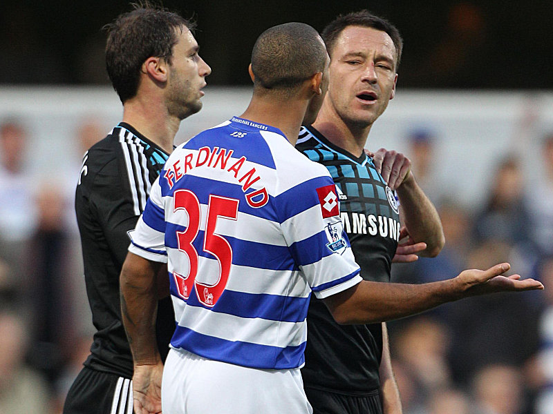 Stein des Ansto&#223;es: Beim verbalen Schlagabtausch am 23. Oktober 2011 soll Chelseas Terry (re.) QPR-Spieler Anton Ferdinand (Mi.) rassistisch beleidigt haben.