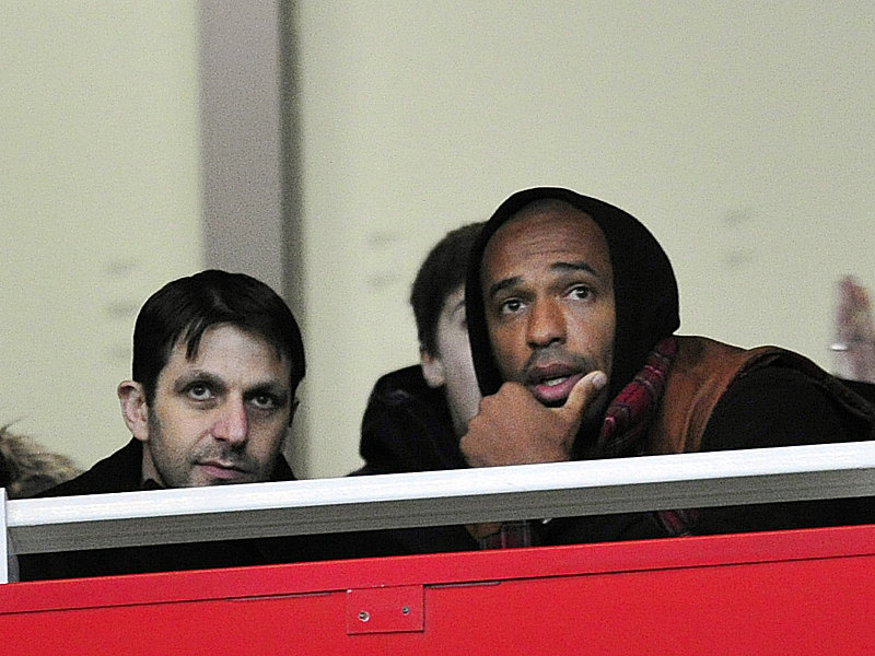 Interessierter Beobachter: Thierry Henry (re.) beim Spiel der Gunners gegen Newcastle United. 