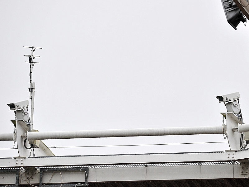 Hawk-Eye-Kameras auf dem Dach des Stadions St. Mary&apos;s in Southampton.