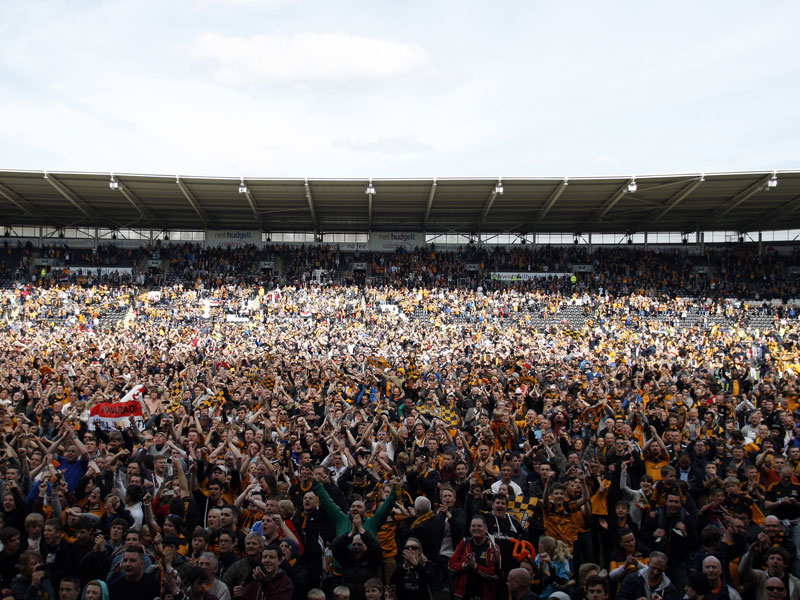 Ausnahmezustand im KC Stadium: Die Fans von Hull City feiern auf dem Spielfeld den Aufstieg.