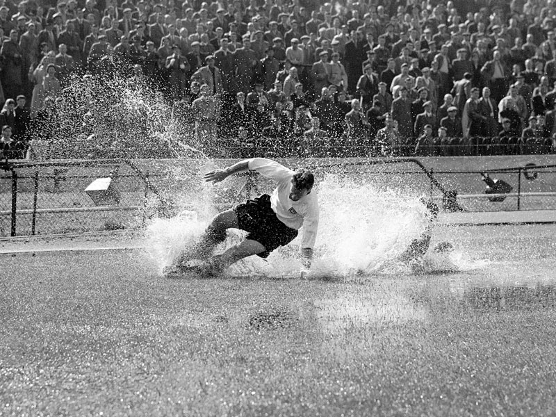 &quot;The Splash&quot; - eines der bekanntesten Fu&#223;ball-Fotos aller Zeiten: Sir Tom Finney 1956 an der Stamford Bridge.