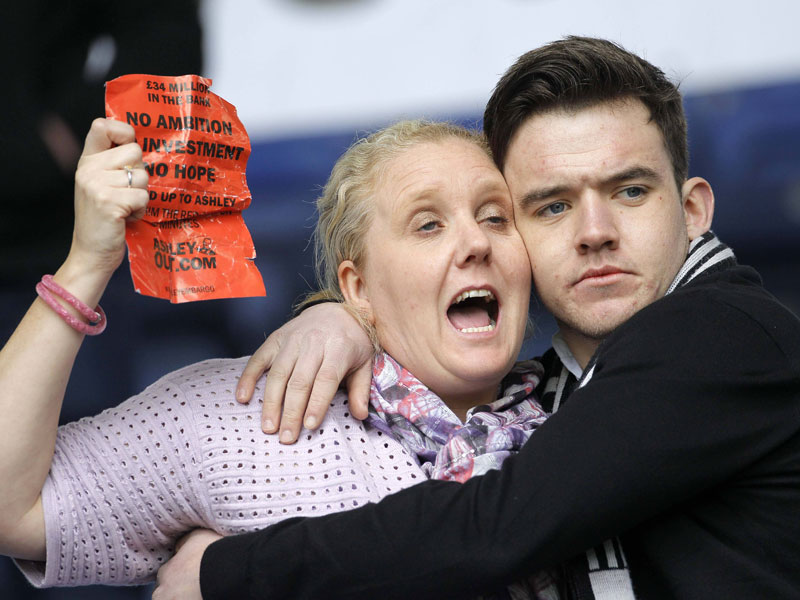 In Depression vereint: Zwei Newcastle-Fans mit einem Flugblatt, das das Aus von Klubbesitzer Ashley fordert.
