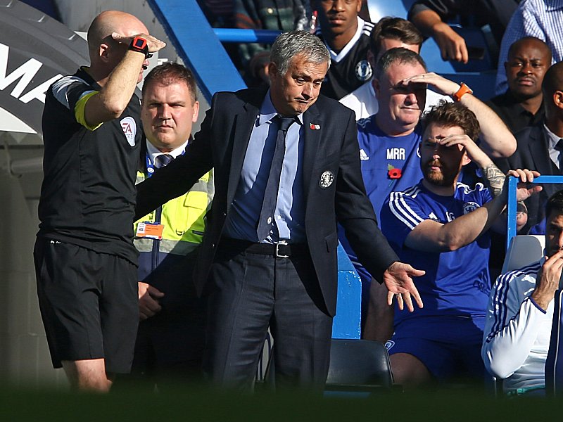Und schon wieder bestraft: Chelseas Trainer Jos&#233; Mourinho.