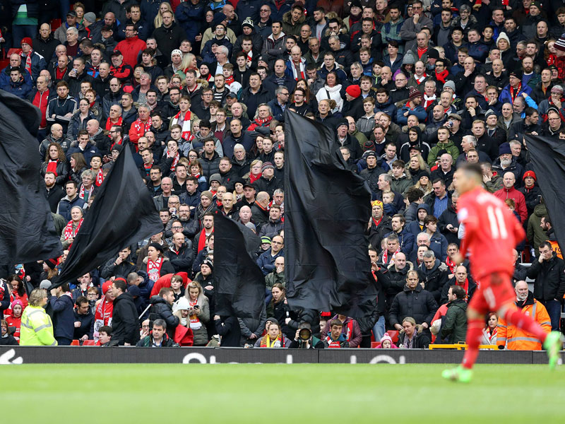 Schwarze Flaggen: Liverpool-Fans protestierten am Samstag gegen Preiserh&#246;hungen.