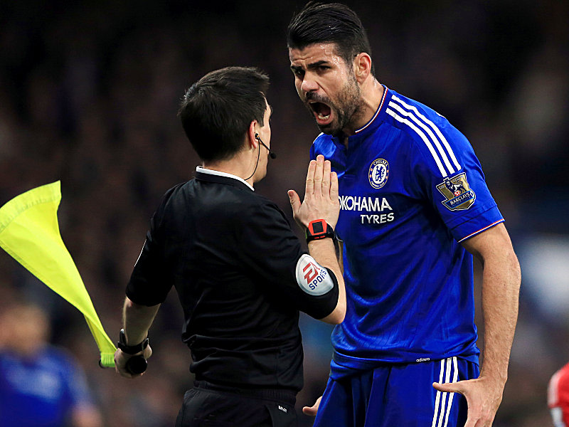 So nicht, Mister Costa! Chelseas Torj&#228;ger Diego Costa im Clinch mit einem Assistenten.