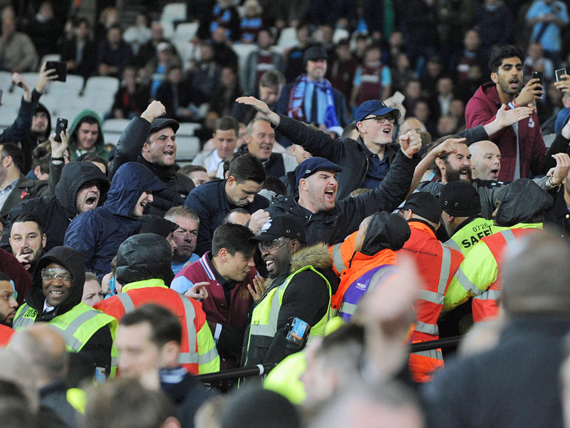 Provokationen, bei denen es nicht bleiben sollte: Die Fans von West Ham United schrieben negative Schlagzeilen.