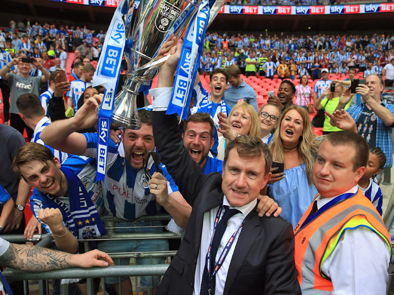 Klub-Boss Dean Hoyle mit Fans nach dem Play-off-Triumph gegen Reading.