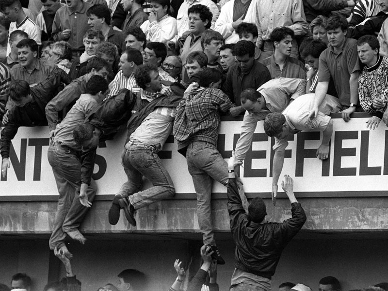 Katastrophe in Hillsborough: Zuschauer retten sich am 15. April 1989 aus dem v&#246;llig &#252;berf&#252;llten Liverpool-Block.