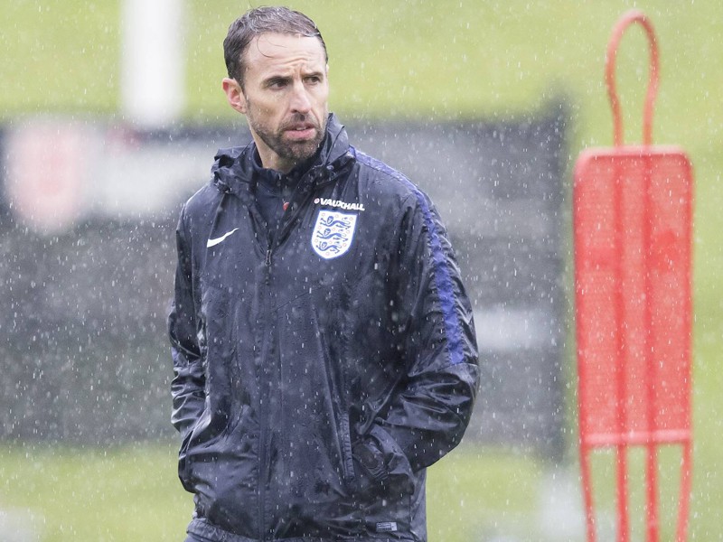 Zahlreiche Absagen lassen ihn ein wenig im Regen stehen: Englands Nationalcoach Gareth Southgate.