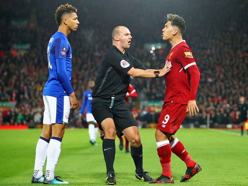 Was war da los? Evertons Mason Holgate geriet mit Liverpools Roberto Firmino aneinander. 