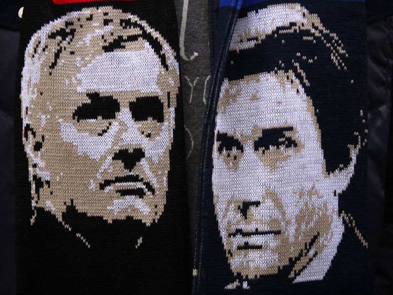 Links ein &quot;kleiner Mann&quot;, rechts ein &quot;Clown&quot;: Diesen Doppelschal w&#252;rde weder Mourinho (l.) noch Conte (r.) jemals tragen.