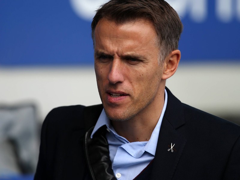 Nach Co-Trainerposten bei Manchester United und Valencia heuert Phil Neville als Coach der englischen Frauen-Nationalmannschaft an.