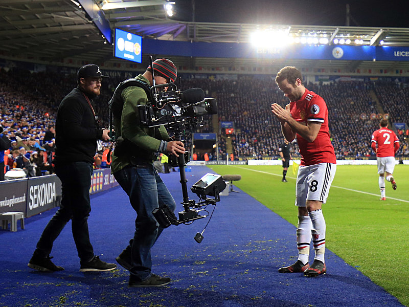 ManUniteds Juan Mata vor einer TV-Kamera.