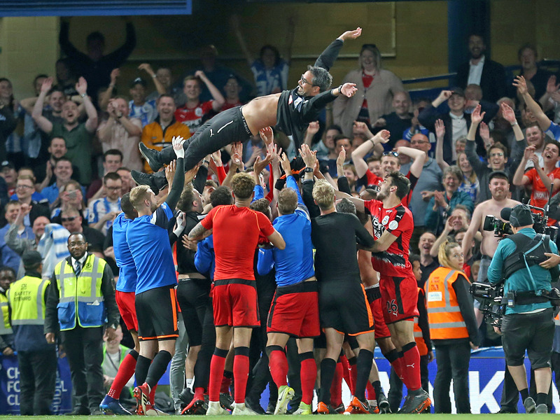 Bauchfrei in London: Nur Huddersfield-Trainer David Wagner ging nach dem Coup an der Stamford Bridge in die Luft.