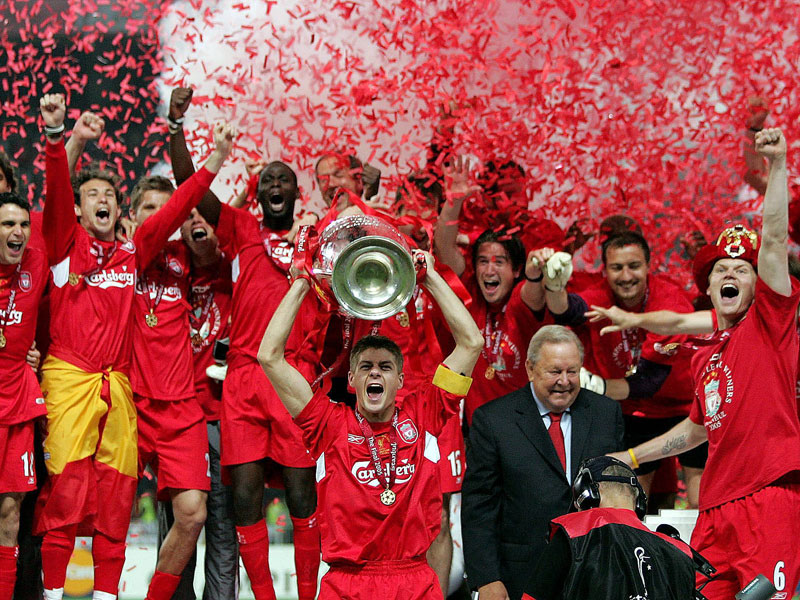 Unvergessen: Steven Gerrard reckt nach dem verr&#252;ckten Champions-League-Finale 2005 den Henkelpott in den Himmel von Istanbul.
