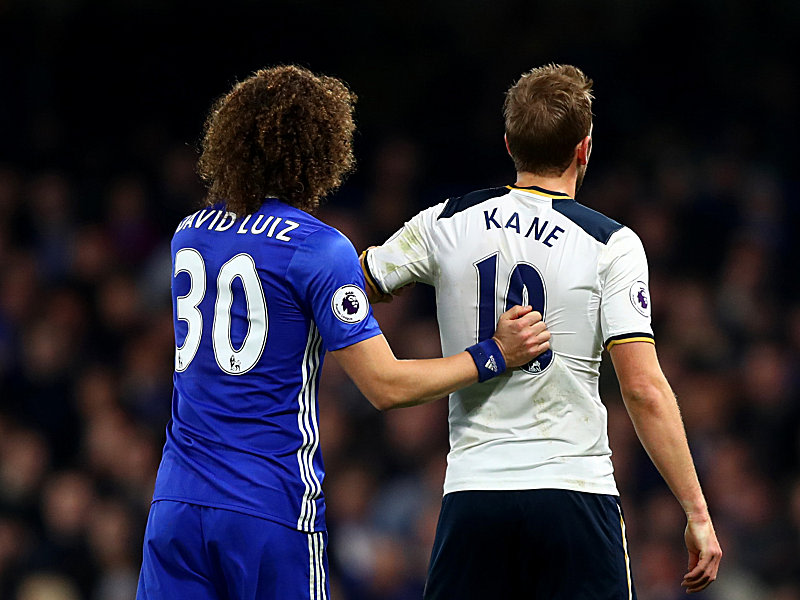 Zugriff bekommen: Chelseas David Luiz gegen Harry Kane (re.).