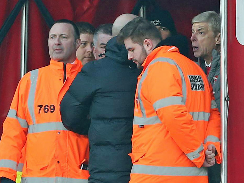 Arsenal-Coach Arsene Wenger (re.) weigerte sich, den Innnenraum zu verlassen. 