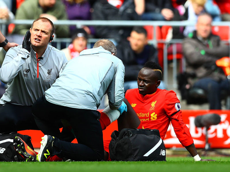 Knie geschwollen: Sadio Man&#233; (r.), hat sich im Liverpool-Derby verletzt. 