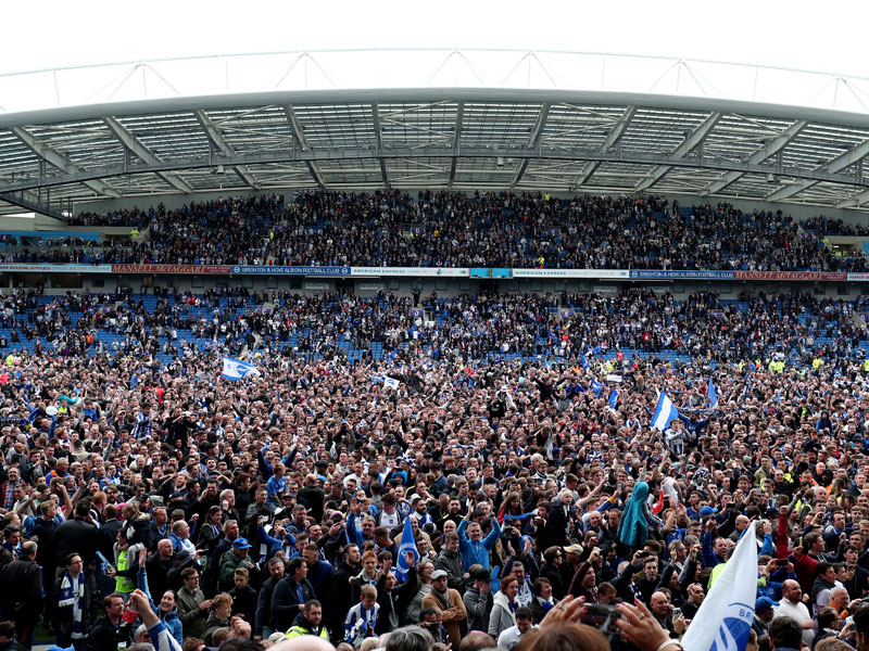 Wo ist der Rasen? Die Brighton-Fans feiern am Montag nach dem Sieg gegen Wigan den Aufstieg.