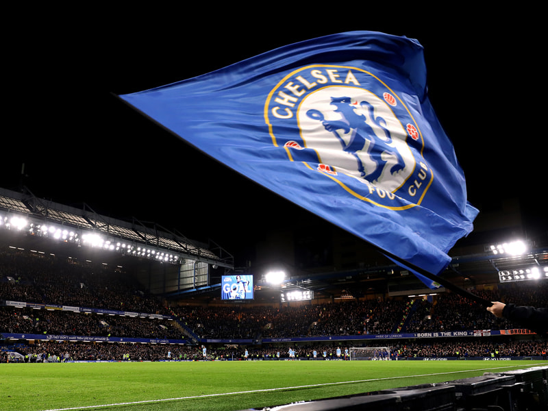 Eine Chelsea-Fahne an der Stamford Bridge: Zum zweiten Mal binnen weniger Tage fielen Anh&#228;nger der Blues negativ auf.