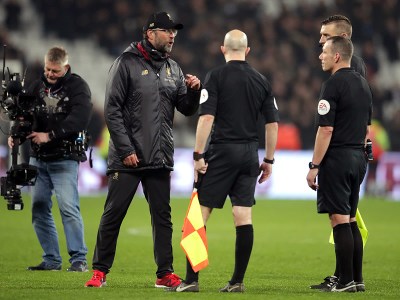 Redebedarf: Liverpools Coach J&#252;rgen Klopp (l.) im Gespr&#228;ch mit Referee Kevin Friend. 