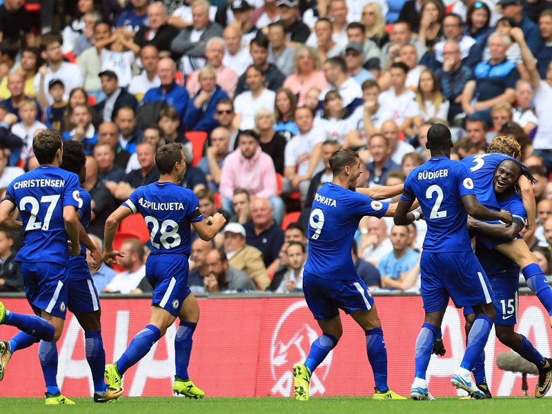 Kollektiver Chelsea-Jubel: Moses nimmt Matchwinner Marcos Alonso nach dessen 1:0 Huckepack.