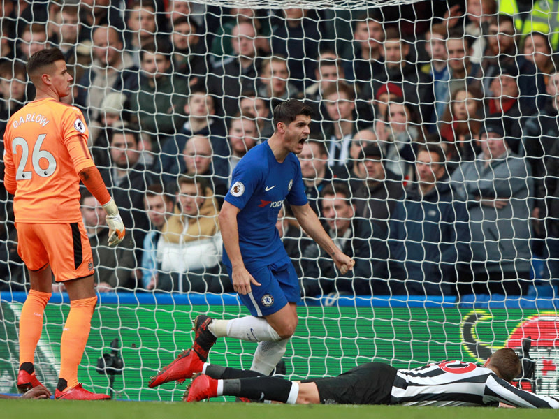 Spiel gedreht: Chelseas Morata jubelt &#252;ber sein 2:1, Newcastle Keeper Darlow ist bedient.