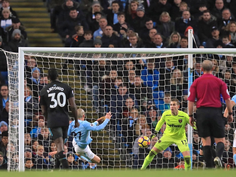 Ein Sahnetor bringt die Entscheidung: Manchester Citys David Silva versenkt die Kugel artistisch zum 2:1 im Netz.