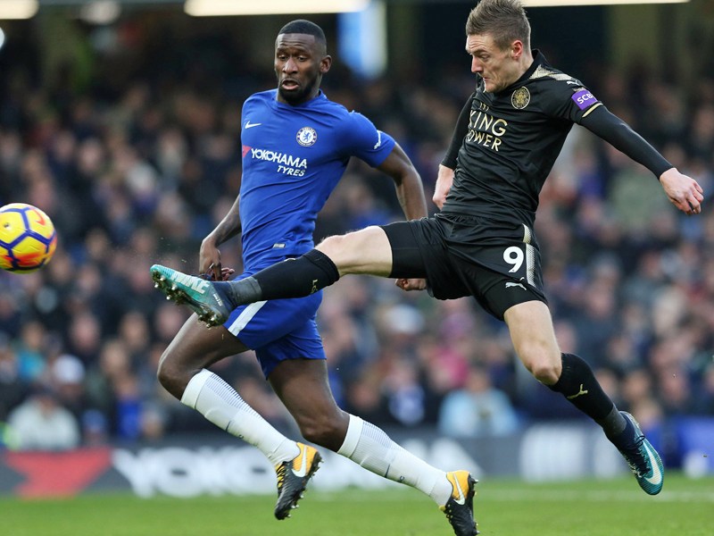 R&#252;diger (Chelsea, l.) im Duell mit Leicesters Angreifer Vardy.