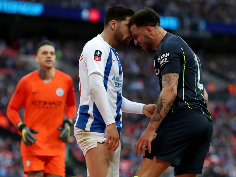 T&#228;tlichkeit oder nicht? Nach Videobeweis kam Kyle Walker (r.) mit Gelb davon.