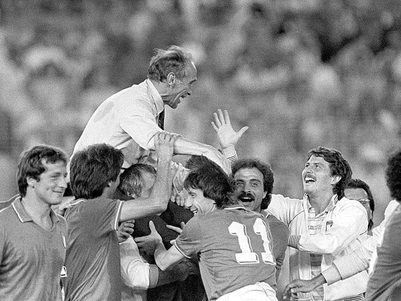 11. Juli 1982, Bernabeustadion in Madrid: Enzo Bearzot auf den Schultern seiner Sch&#252;tzlinge.