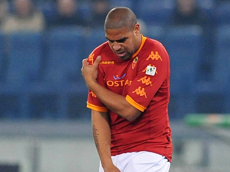 Schmerz lass nach: Roma-Angreifer Adriano fasst sich an die Schulter. Diese ist gebrochen. 