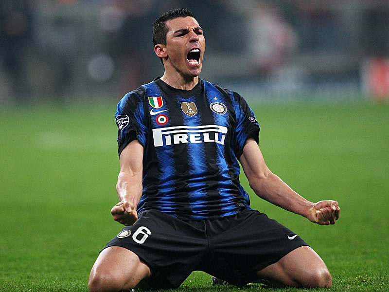 F&#252;r immer Schwarz und Blau? Lucio bleibt Inter Mailand treu.