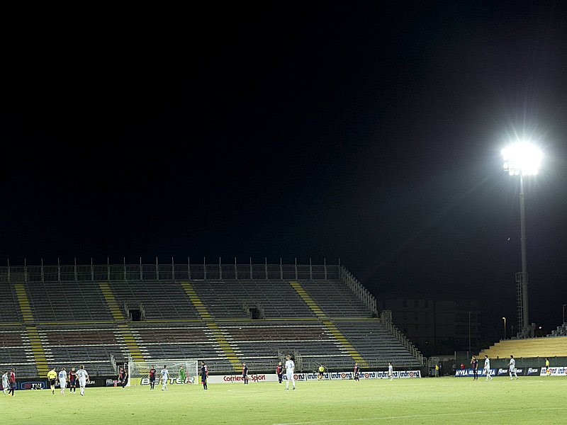 Am Sonntag blieben die Lichter im Stadio Is Arenas komplett aus.