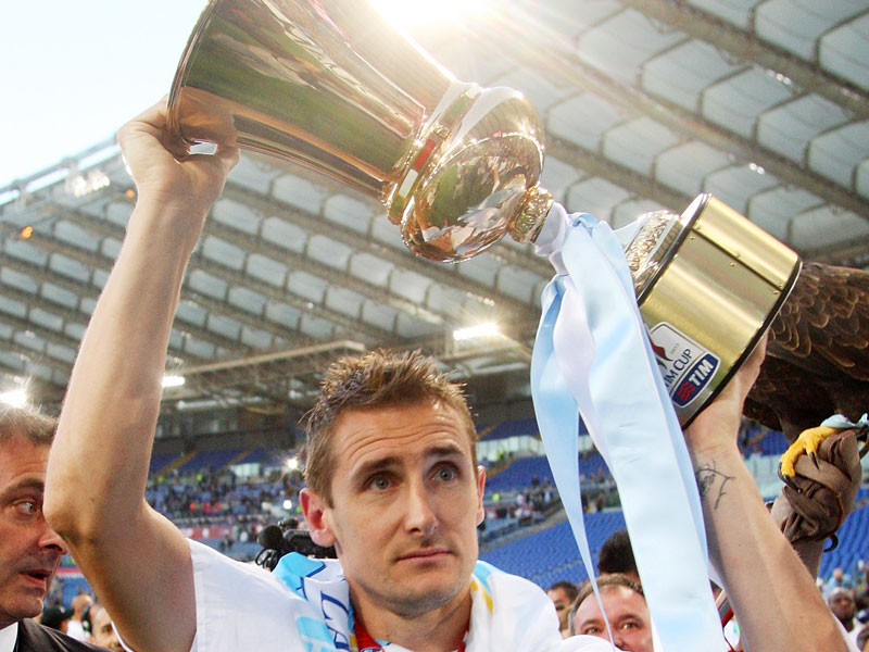 Erster Titelgewinn mit Lazio: Miroslav Klose stemmt die Coppa Italia.