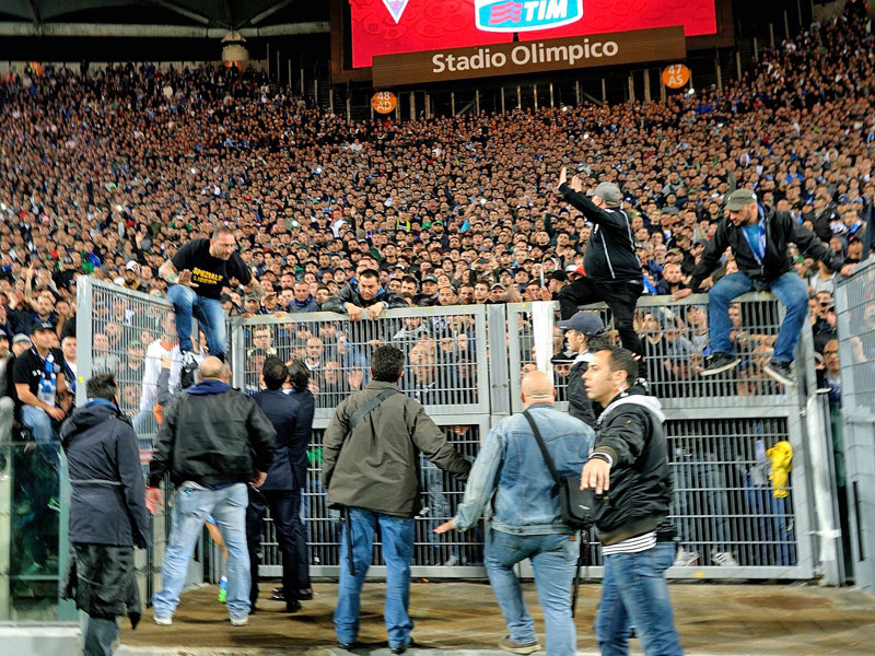Vor dem Anpfiff gab es Auseinandersetzungen zwischen der Polizei und Napoli-Fans.
