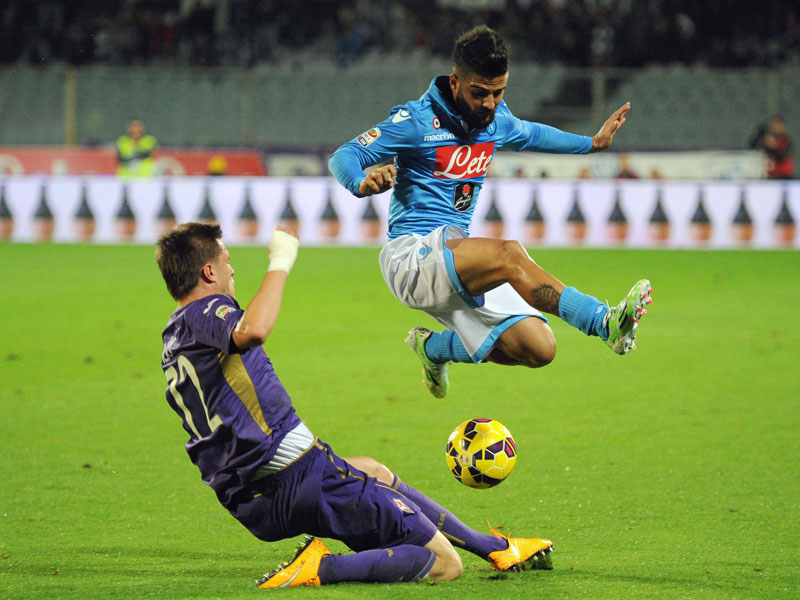 Duell mit bitterem Ausgang: Napolis Lorenzo Insigne (re.) verletzt sich in diesem Zweikampf mit Fiorentinas Ilicis schwer.